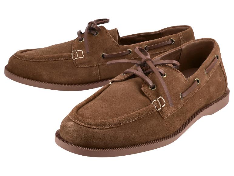 Paar braune Wildleder-Bootsschuhe mit Lederschnürsenkeln