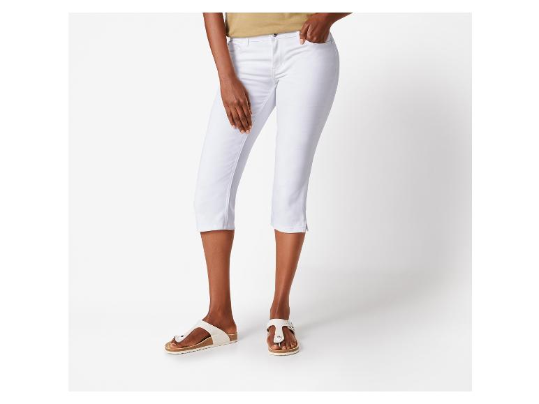 Weiße Caprihose und Birkenstock Sandalen.