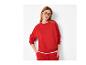 Frau in rotem Sweatshirt und passender Jogginghose mit Sonnenbrille