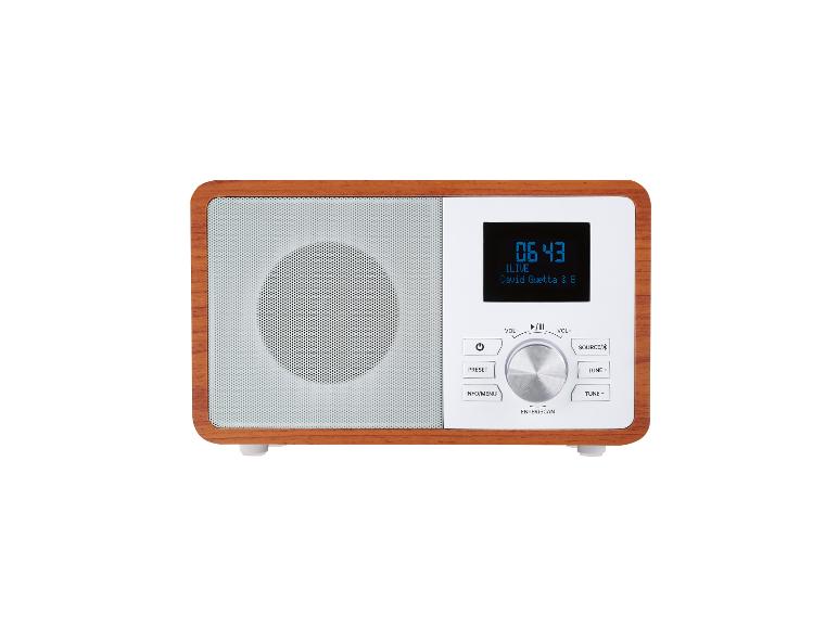 Digitalradio aus Holz mit Display für Uhrzeit und Songtitel sowie Bedientasten.