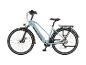 Hellblaues City-E-Bike mit Gepäckträger und Schutzblechen