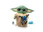 LEGO Grogu Figur mit blauem Droiden und Zubehör auf weißem Hintergrund.