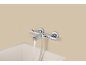 Verchromte Thermostat-Badearmatur mit fließendem Wasser.
