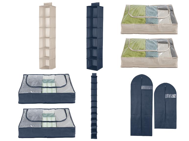 Schranksysteme und Kleiderhüllen in Beige und Dunkelblau.