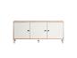 Modernes Sideboard aus hellem Holz und Weiß mit drei Türen und Metallfüßen.
