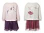 Zwei Kinderkleider: ein rosa Einhornkleid und ein weißes Ballerinakleid.