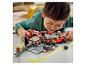 Ein Kind spielt mit einem Lego Speed Champions Ferrari Boxenstopp-Set.