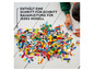 Ein Kind baut mit bunten LEGO Steinen.