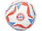 Weißer Fußball mit roten und blauen Details und einem runden Logo in der Mitte.