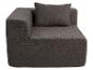 Dunkelgraues Ecksofa mit Kissen