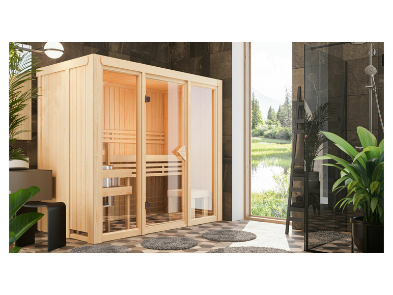 Eine Holzsauna mit Glastüren in einem Badezimmer mit Fliesen.