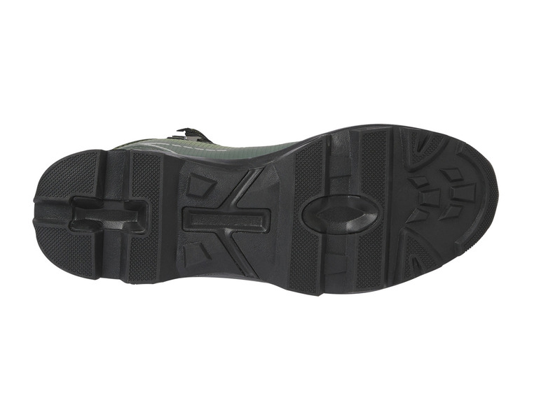 Die Sohle eines grünen Sneakers mit grobem Profil.