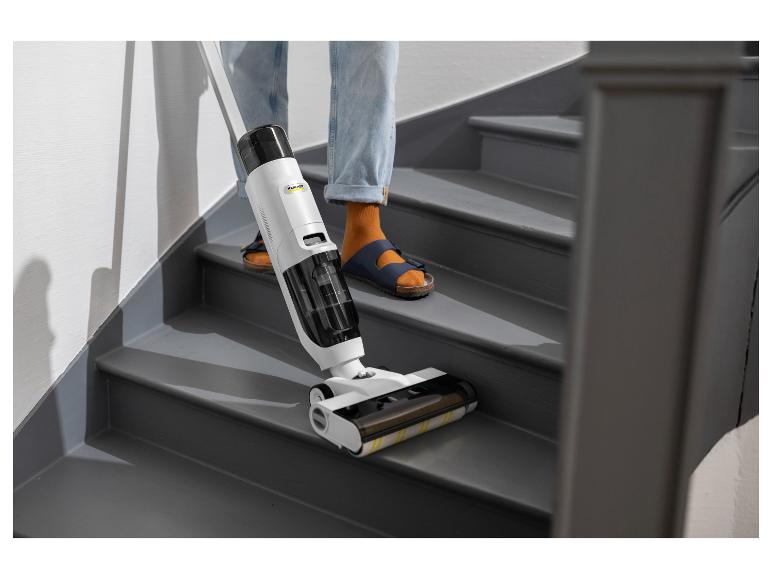 Person reinigt graue Treppe mit einem weißen kabellosen Bodenreiniger.