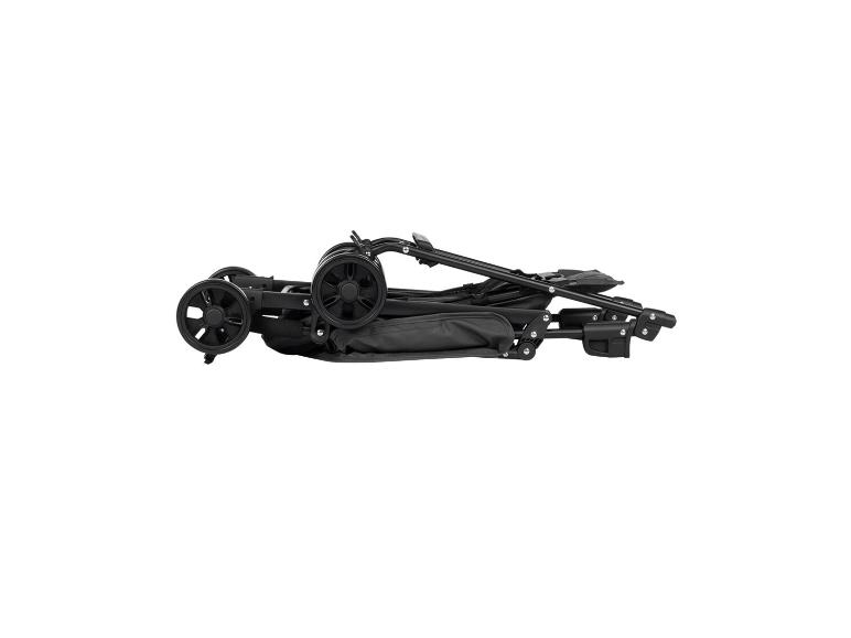 Zusammengeklappter schwarzer Kinderwagen auf weißem Hintergrund