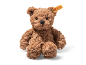 Flauschiger brauner Teddybär sitzend auf weißem Hintergrund.