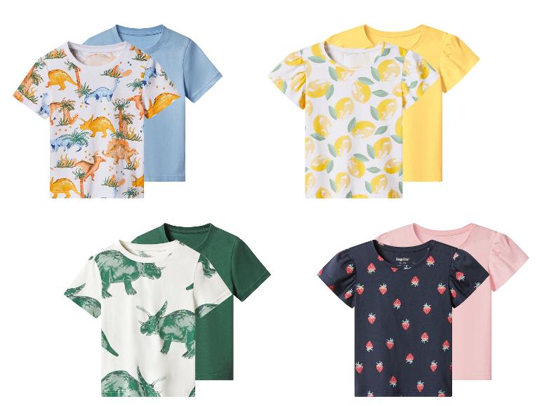 Vier Sets Kinder-T-Shirts: Dinosaurier, Zitronen, Triceratops und Erdbeeren.