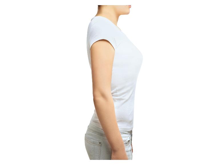 Frau in weißem T-Shirt und heller Jeans, Seitenansicht