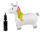Weißes aufblasbares Einhorn mit bunter Mähne und einer schwarzen Luftpumpe.