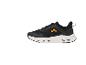 Schwarze Sportschuhe mit orangefarbenen Details und weißer Sohle mit Löchern