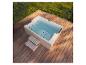 HOME DELUXE Outdoor-Whirlpool Nimbus Deluxe auf einer Holzterrasse mit Einstiegsstufe.