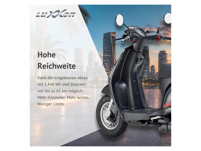 Schwarzer Elektroroller mit Text über hohe Reichweite von bis zu 65 km.