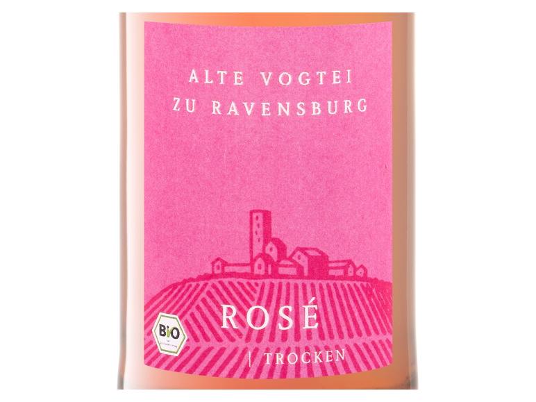 Bio-Roséwein-Etikett mit Dorf- und Weinbergslandschaft.