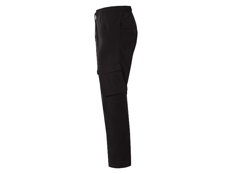 Schwarze Cargohose mit elastischem Bund und Seitentaschen.