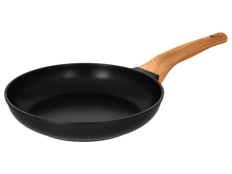 Schwarze Bratpfanne mit Holzgriff