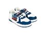 Paar weiße und blaue Kindersneaker mit Cartoon-Auto-Print
