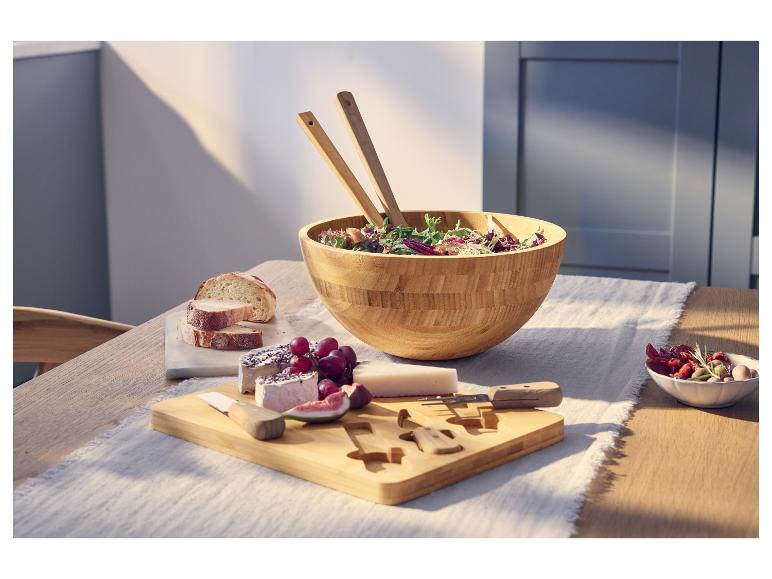 SILVERCREST® Bambus-Schale mit Salat, Käseplatte und Brot auf einem Tisch.