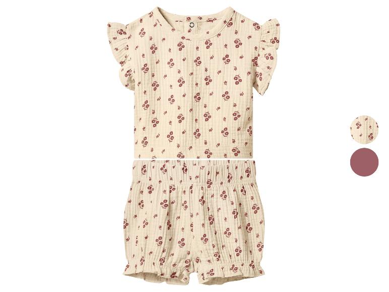 Zweiteiliges Baby-Outfit mit Blumenmuster, bestehend aus einem Oberteil mit Rüschenärmeln und Shorts.