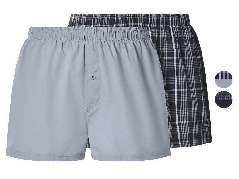 Herren-Boxershorts, eine einfarbige graue und eine karierte in Dunkelblau und Weiß.