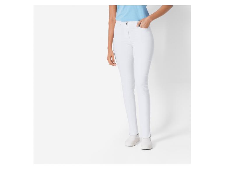 Weiße Skinny Jeans und weiße Sneakers.