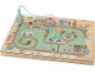 Magnetisches Holz-Labyrinth mit Straßenverlauf, Fahrzeugen und Stadtlandschaft.