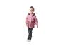 Lächelndes Mädchen in einer rosa-bordeauxfarbenen Color-Block-Jacke, dunklen Jeans mit Schleifen und weißen Sneakern.