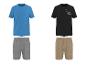 Zwei Herren-Pyjama-Sets: ein blaues T-Shirt mit grauen Shorts und ein schwarzes T-Shirt mit „ROAD TRIPPIN“-Text und beigen Shorts.