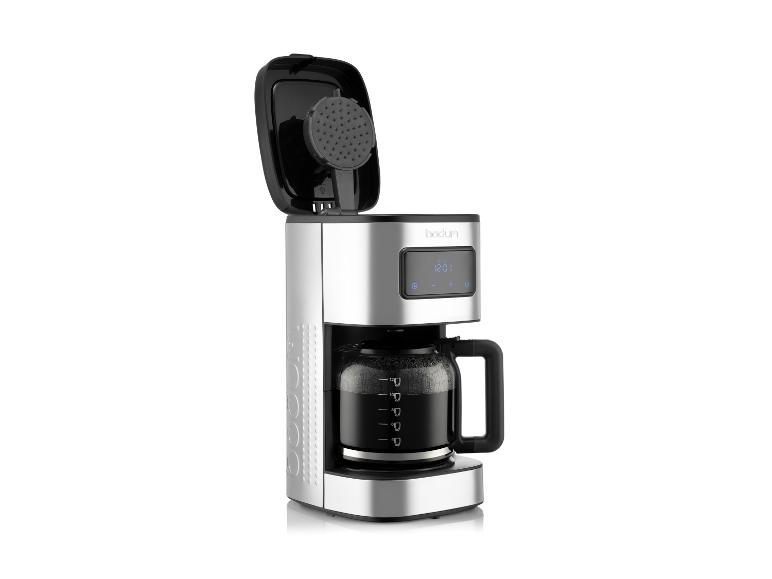 Silberne Kaffeemaschine mit offenem Deckel und Glaskanne voller Kaffee.