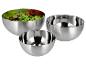 Set aus drei Edelstahlschüsseln, eine davon mit Salat.