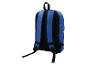 Blauer Rucksack mit schwarzen Trägern und Netzpolsterung am Rücken, von hinten gesehen.