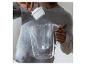 Person setzt einen Wasserfilter in einen transparenten Wasserkrug ein.