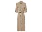 Beigefarbenes Hemdblusenkleid mit Knöpfen und Gürtel.