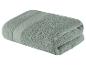 Gefaltete Badehandtücher in grau-grüner Farbe.