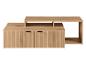 Heller Couchtisch aus Holz mit geriffelten Türen und offenen Regalen.