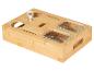 Bambus-Serviertablett mit Flaschenöffner und zwei Glasschalen.