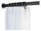 Weiße Duschvorhang mit schwarzer Stange und Haken