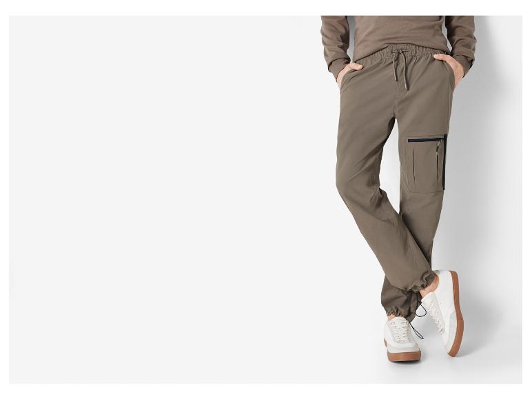 Cargohosen und weiße Sneakers für Herren.