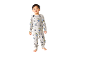 Kleiner Junge in Kinderpyjama mit Pinguin- und Eisbärenmotiven