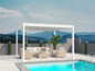 Ein weißes Pergola-Dach über einer Terrasse mit Lounge-Möbeln und einem Pool.