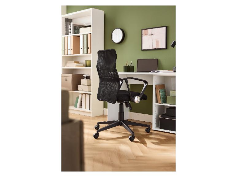 Schwarzer LIVARNO home Drehstuhl vor einem modernen Schreibtisch.