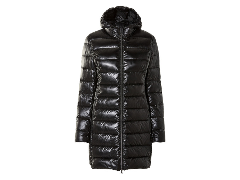 Eine schwarze, glänzende, gesteppte Jacke mit Kapuze.